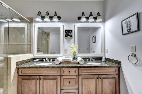 6033 City Walk Ln, Atlanta GA 30328 exterior