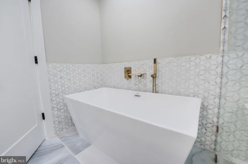 1505 Crestwood Dr, Alexandria VA  22302-2303 exterior