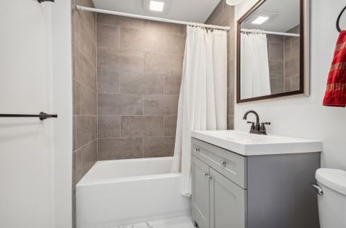 5332 Winnemac Ave, Chicago IL  60630-2220 exterior