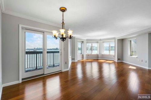 504 Nelson Ct, Edgewater NJ  07020-1634 exterior