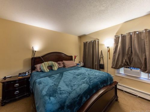 28 Hollister St, Manchester CT 06042-3532 exterior