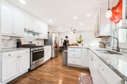 31 Ravenwood St, Springfield MA 01119-2202 exterior