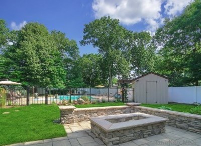 8 White Spruce Cir, Commack NY 11725-4323 exterior