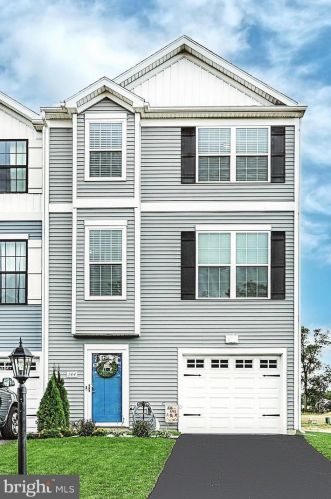 144 Overlook Dr, Hanover, PA 17331-9136