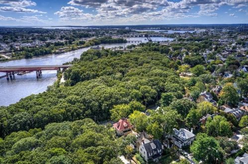 690 Angell St, Providence RI 02906-5309 exterior