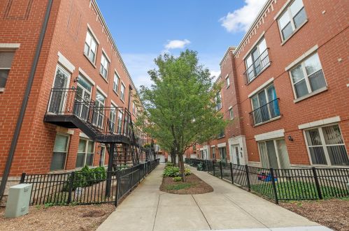 342 25th Pl, Chicago, IL 60616-5500