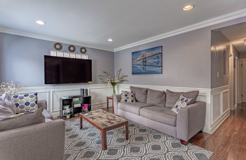 5000 Schubert Ave, Chicago, IL 60639-1606