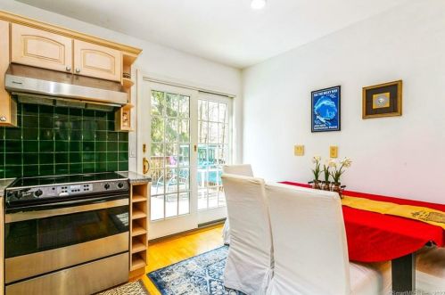 140 Bennetts Farm Rd, Ridgefield CT 06877-1512 exterior