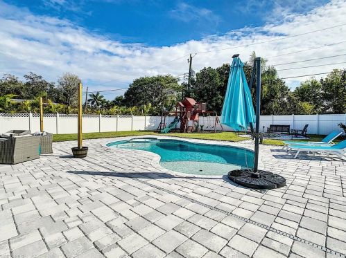 1154 Illinois Dr, Naples FL 34103-3888 exterior