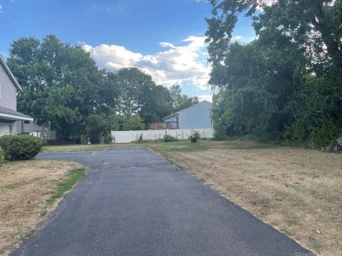 15 Bernardino Ave, Enfield CT 06082-1843 exterior