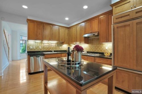 141 Hudson Cv, Edgewater NJ 07020-1480 exterior