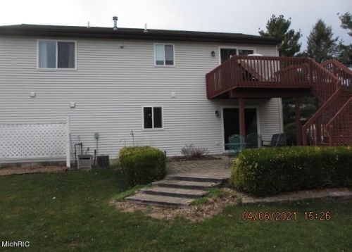 7588 Sunview Dr, Grand Rapids, MI 49548-7381