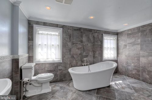 100 Acadia Dr, Riverton NJ 08077-3136 exterior