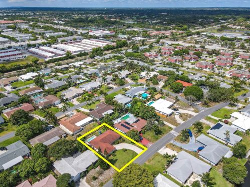 1330 27 Ave, Boynton Beach FL 33435-7529 exterior