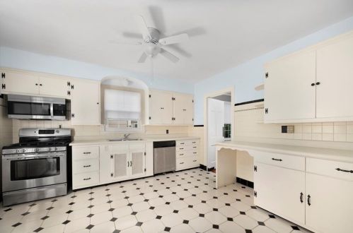 655 Pleasant Vly Pkwy, Providence RI 02908-4214 exterior