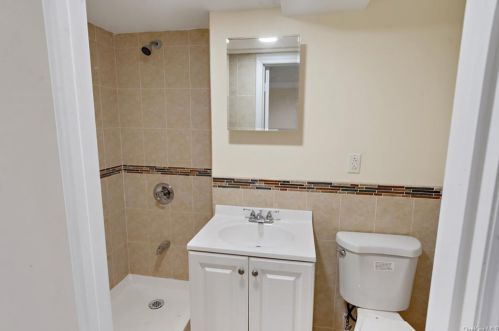 4256 Byron Ave, Bronx NY 10466-1516 exterior