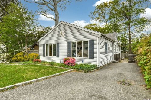 65 20th St, Huntington Station, NY 11746-3201