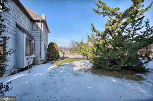 409 Dart Dr, Hanover PA 17331-1327 exterior