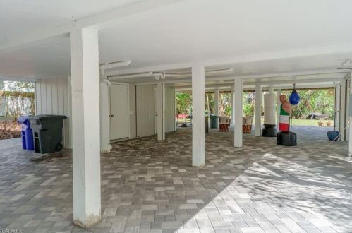 5058 Seahorse Ave, Naples FL 34103-2470 exterior