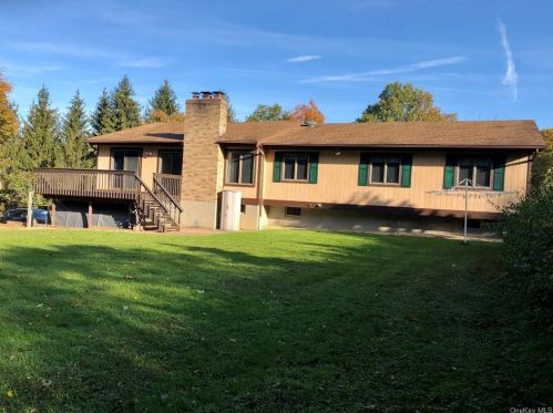 10 Farm Mdw Ln, Montgomery NY 12549-2100 exterior