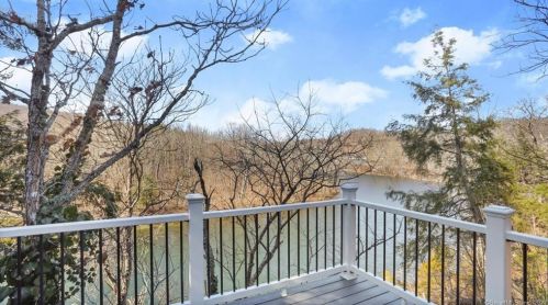 593 Roosevelt Dr, Seymour CT 06478-1739 exterior