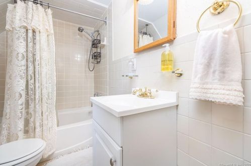 3 St, Windsor Locks CT 06096-1357 exterior