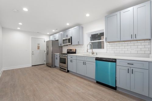 5433 Damen Ave, Chicago IL 60609-5647 exterior