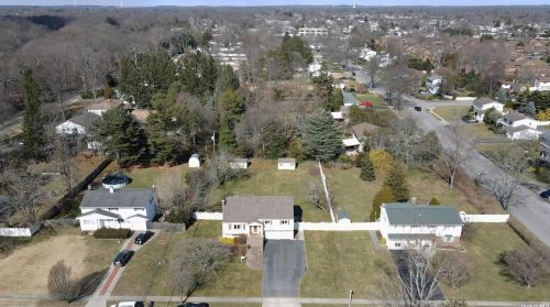 4 Cutchogue Ln, Commack NY  11725-4207 exterior