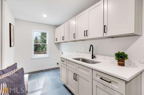 6160 Heards Creek Dr, Atlanta GA  30328-3635 exterior