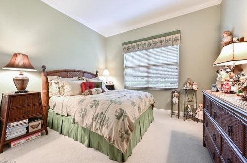 5092 Cerromar Dr, Naples FL 34112-7919 exterior