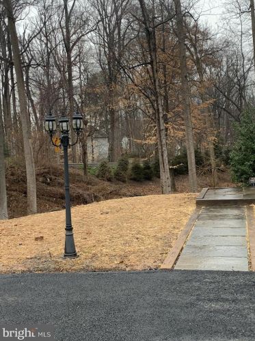 805 Balls Hill Rd, Mc Lean VA  22101-1547 exterior