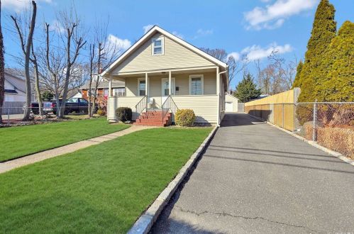 31 Railroad St, Huntington Station, NY 11746-1230