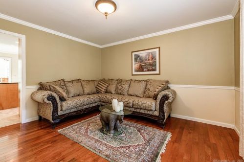 10 Junior Rd, Farmington, CT 06032-3408