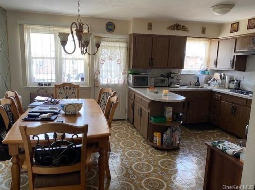 903 Brinsmade Ave, Bronx NY 10465-1903 exterior