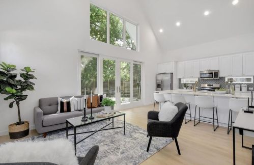 920 Cardinal Ln, Austin, TX 78704-6940