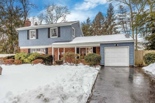 89 Luyster St, Huntington Station, NY 11746-4442