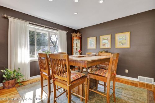 1053 Lantern Hl Dr, East Lansing MI 48823-2831 exterior