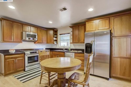 1875 Granada Dr, Concord CA 94519-1330 exterior