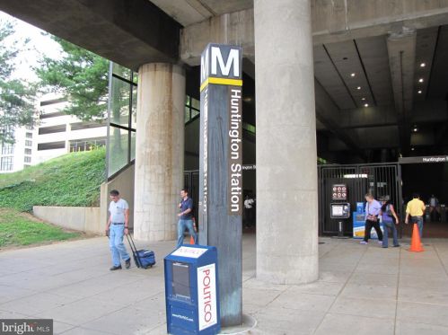 5902 Mount Eagle Dr, Alexandria VA 22303-2513 exterior