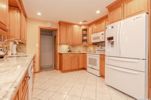 22 Long Acre Ln, Huntington Station NY 11746-7926 exterior