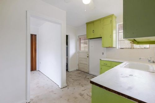 4323 Airport Blvd, Austin TX 78752-3826 exterior