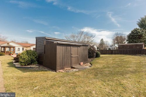 140 Longfellow Dr, Lancaster PA 17602-4048 exterior