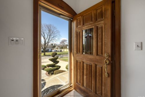 35 Harvest Ln, Commack, NY 11725-1507