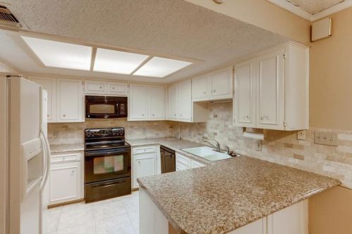 8114 Ct, Austin TX 78759-8726 exterior