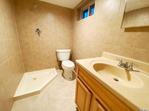 75 Mcculloch Dr, Huntington Station NY 11746-8303 exterior