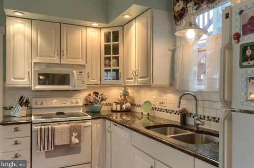 273 Main St, Hummelstown PA 17036-1721 exterior