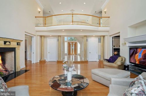 12705 Greenbriar Rd, Rockville MD 20854-6324 exterior