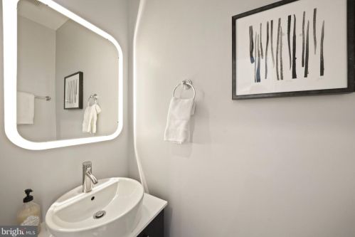 1268 Owen Pl, Washington DC 20002-2808 exterior