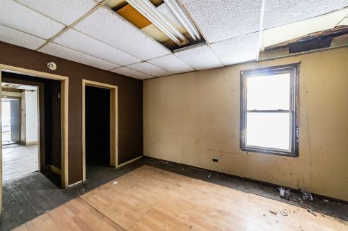 9002 Mackinaw Ave, Chicago IL 60617-4437 exterior