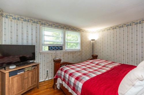 228 Grandview Ave, Woonsocket RI 02895-2752 exterior